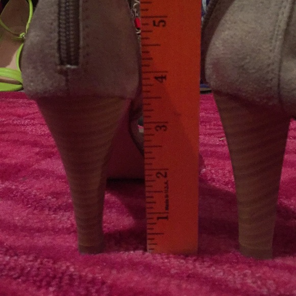 Laser cut detail taupe peep toe sandals - Picture 6 of 8